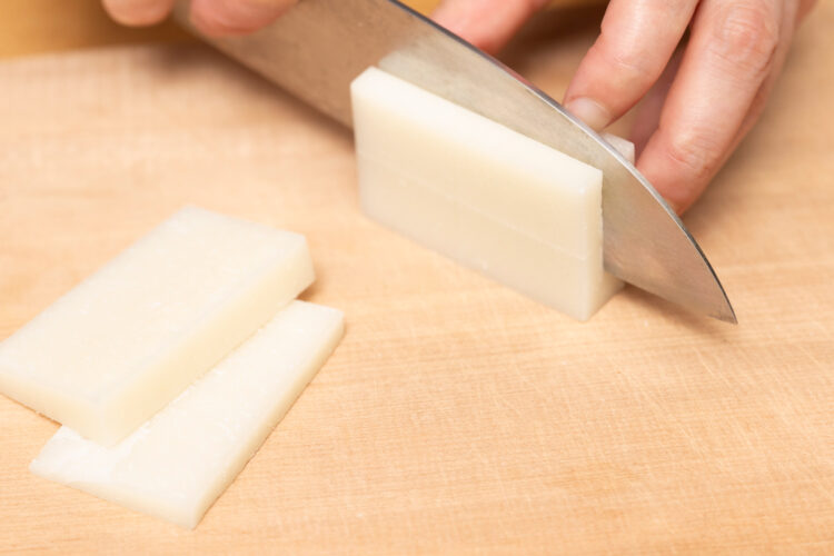 餅を半分の薄さに切る